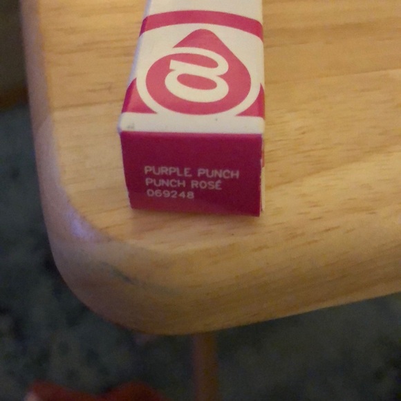 MaryKay Lip Crayon Purple Punch - Picture 2 of 3